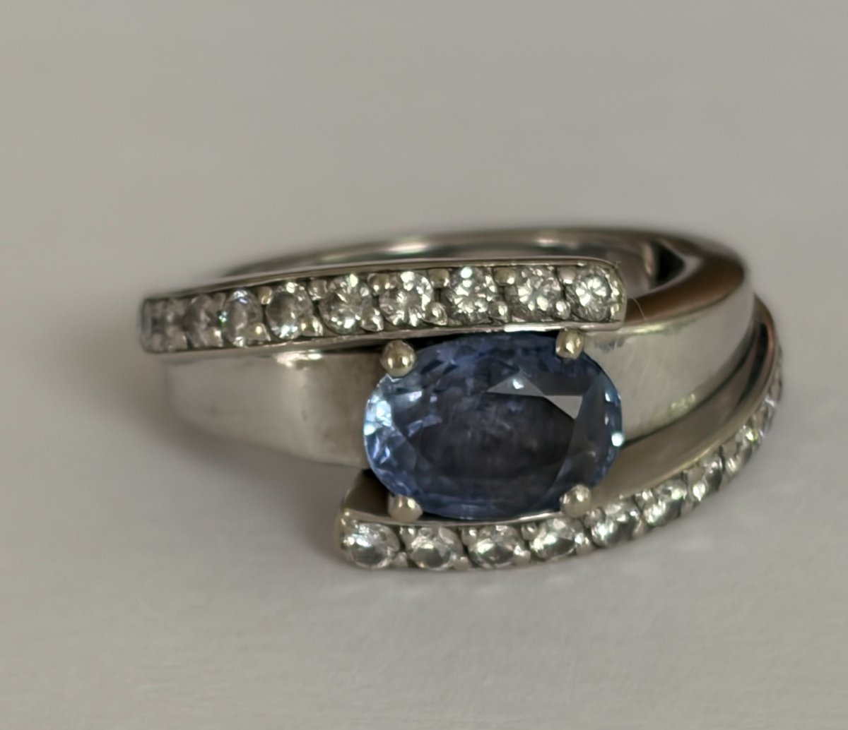 8027 - Vintage White Gold Ring With Tanzanite And Diamonds