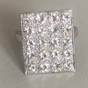 3017 – Bague Rectangulaire Or Gris Diamants 3.20 ct