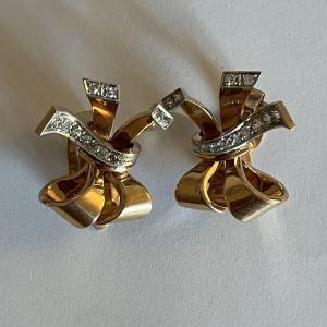 3694– Clips d'Oreilles Nœud Or Jaune Diamants Années 1940