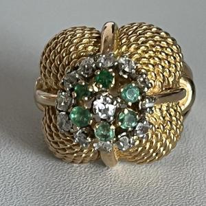 4953- Bague Bombée Années 1950 Or Jaune Emeraudes Diamants