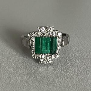 5029b- White Gold Emerald Diamond Ring
