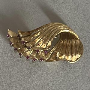 4792- Broche Or Jaune Guilloché Rubis