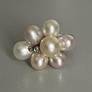 5330- White Gold Ring Pearls Different Tones Diamonds