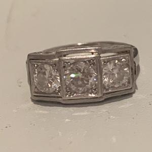 2661- Art Deco Platinum Diamond Ring (0.40 Ct In The Center)