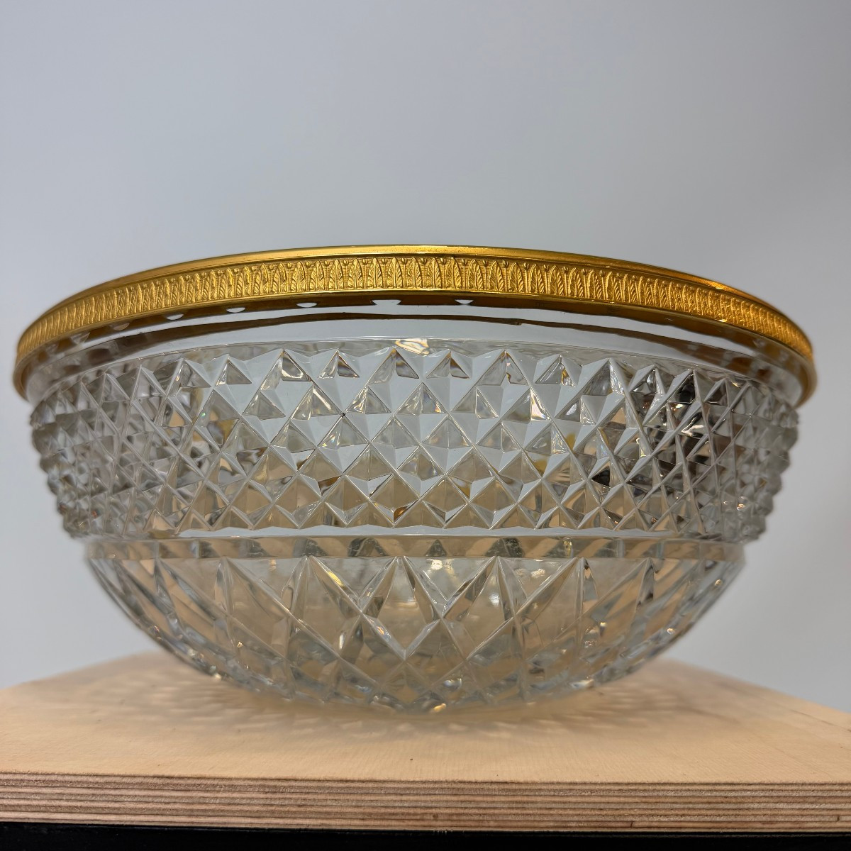 Bol en cristal ancien avec bordure dorée. 