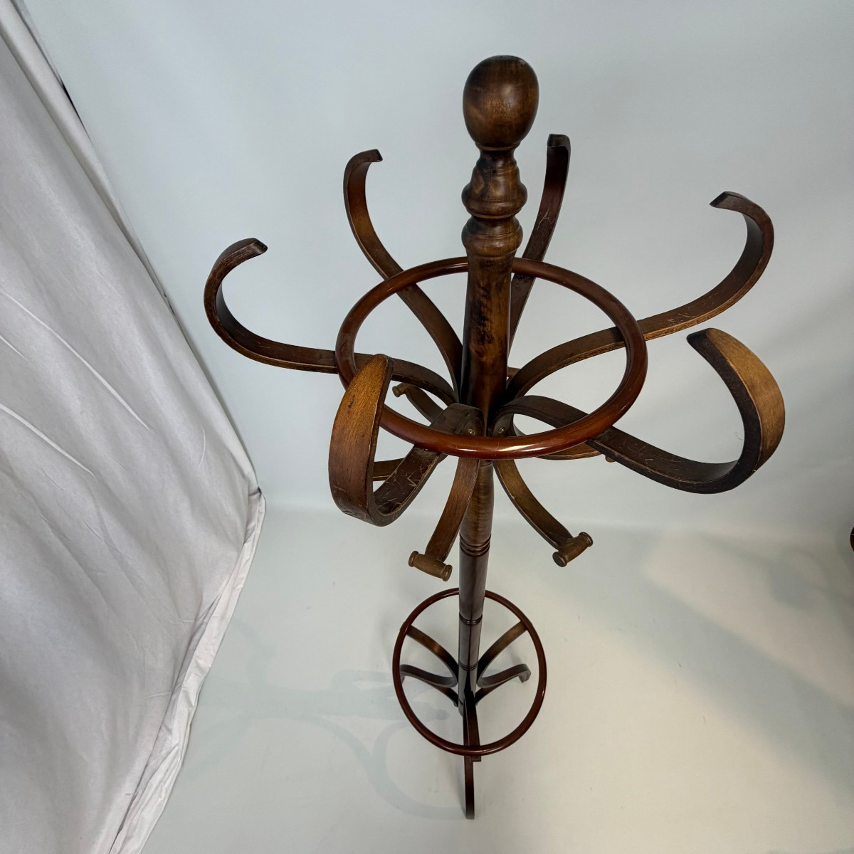 Porte-manteau en bois courbé de style Thonet « Perroquet »  