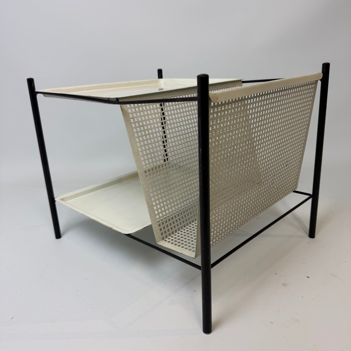 Table d'appoint/porte-revues Gazetta par Tjerk Reijenga pour Pilastro-photo-4