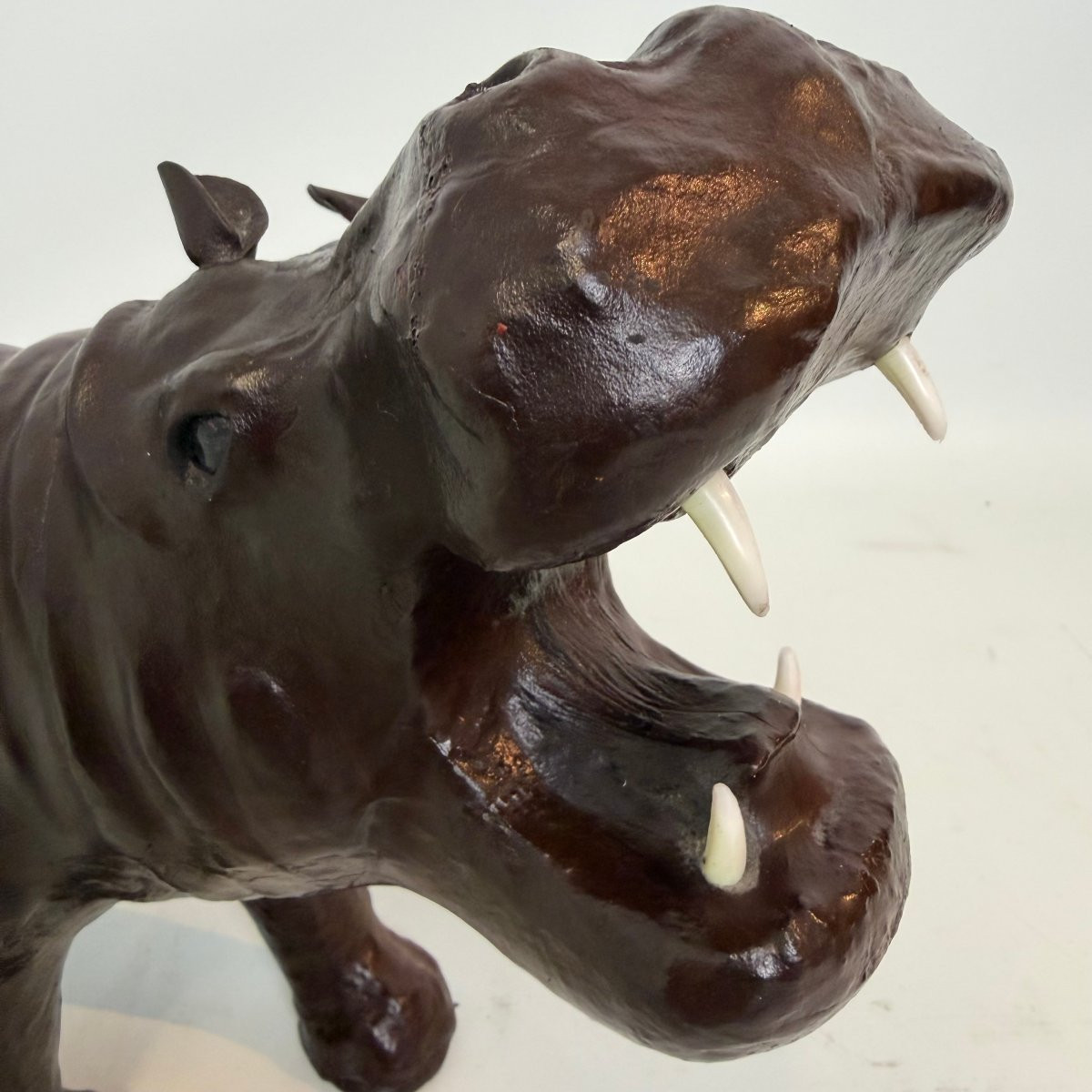 Hippopotame en cuir du milieu du siècle-photo-1
