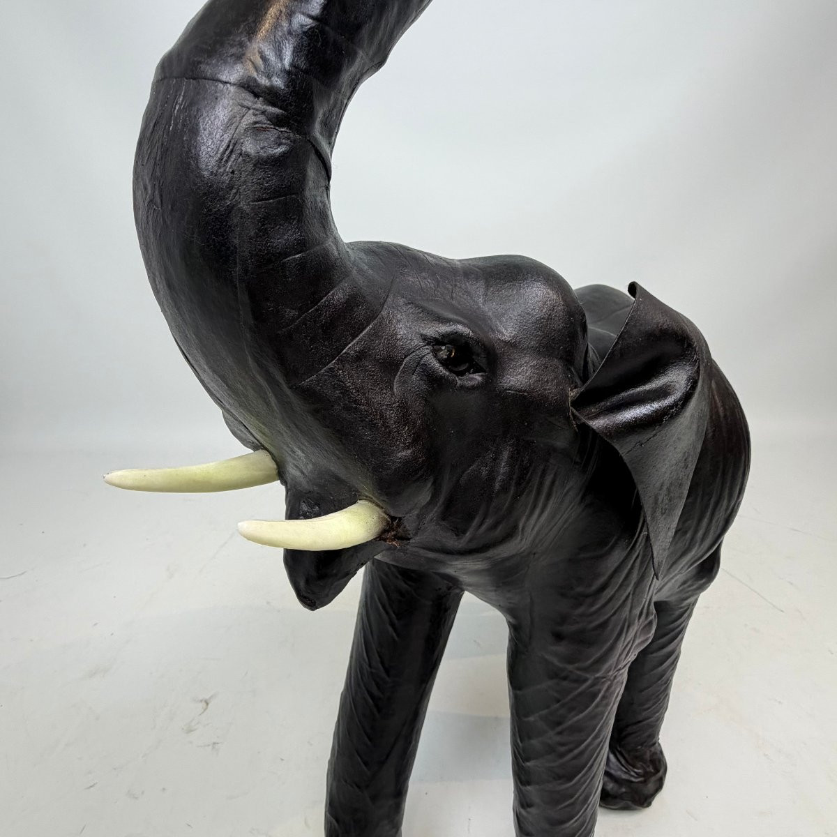 Éléphant en cuir du milieu du siècle -photo-2