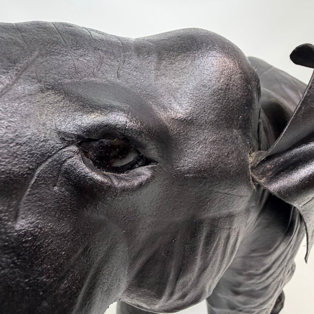 Éléphant en cuir du milieu du siècle -photo-3