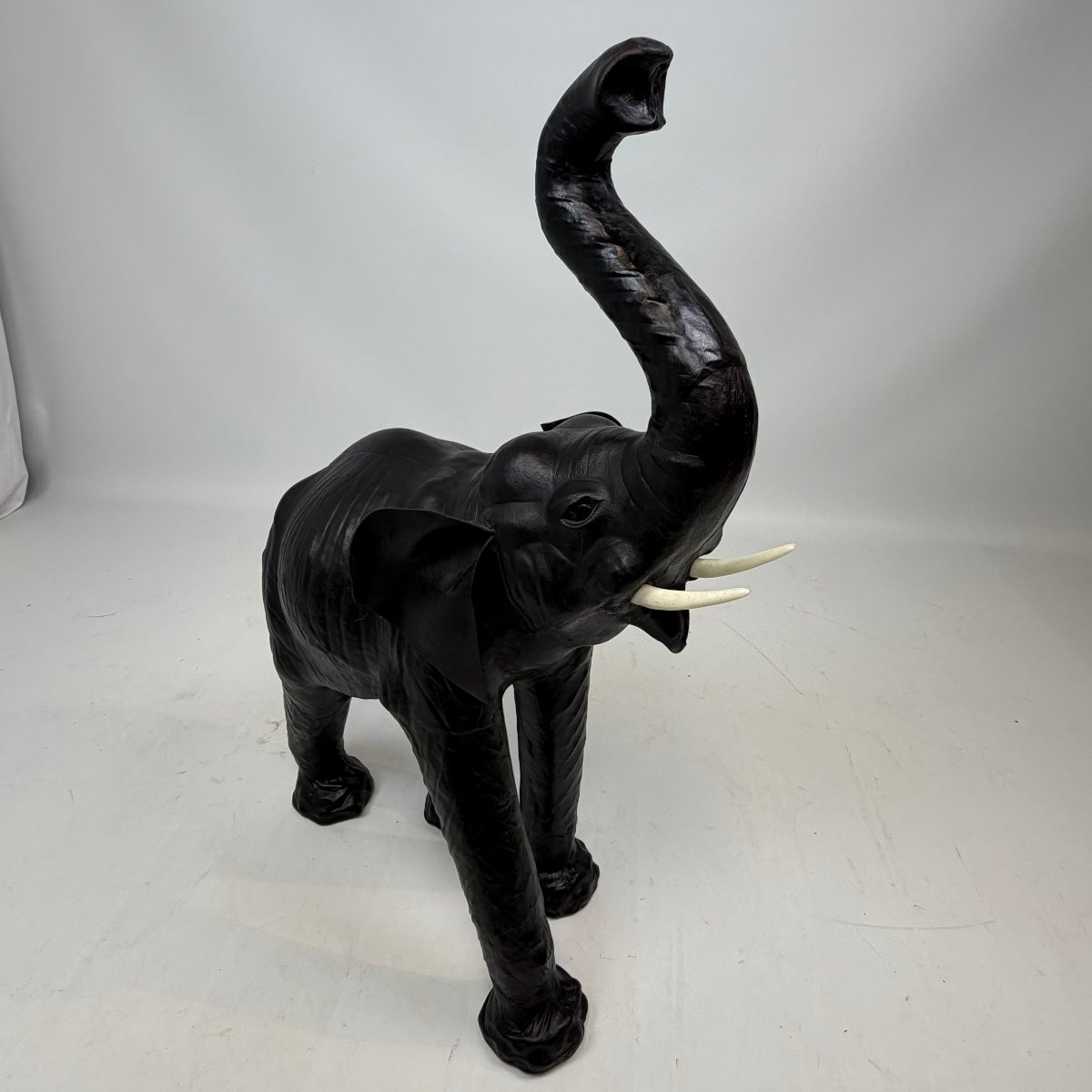 Éléphant en cuir du milieu du siècle -photo-4