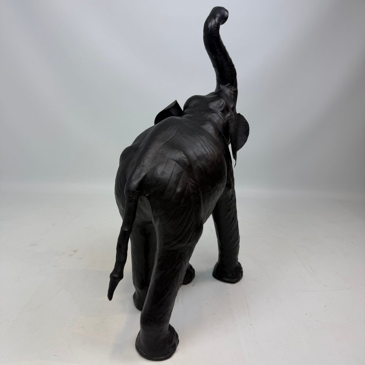 Éléphant en cuir du milieu du siècle -photo-2