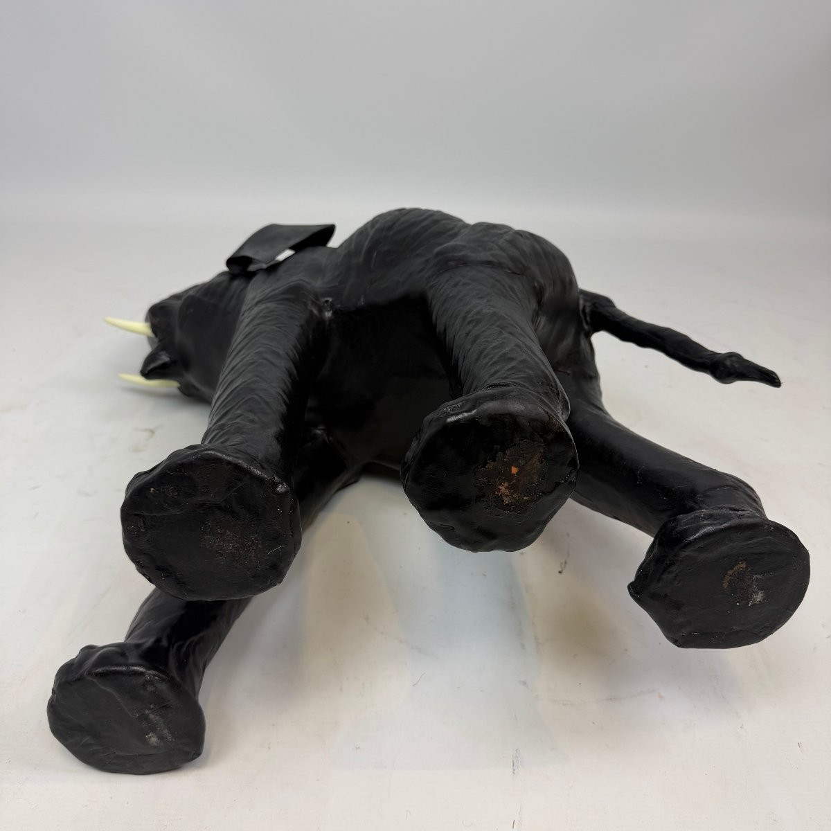 Éléphant en cuir du milieu du siècle -photo-4