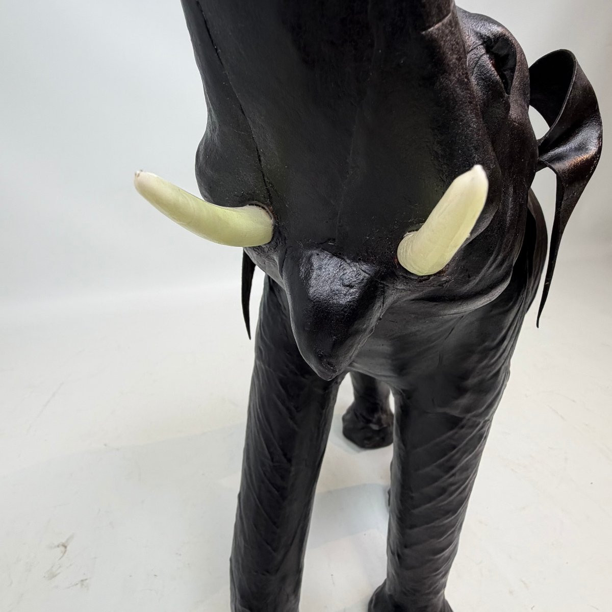 Éléphant en cuir du milieu du siècle -photo-6