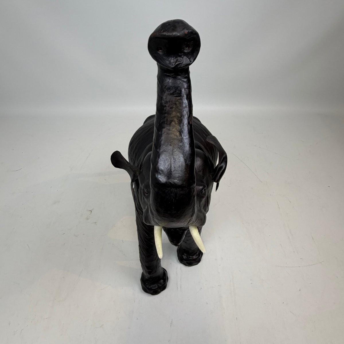 Éléphant en cuir du milieu du siècle -photo-7