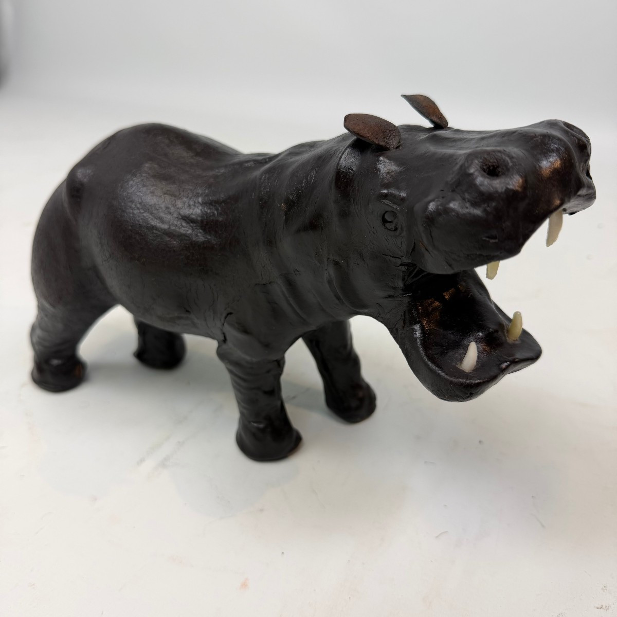 Hippopotame en cuir du milieu du siècle 