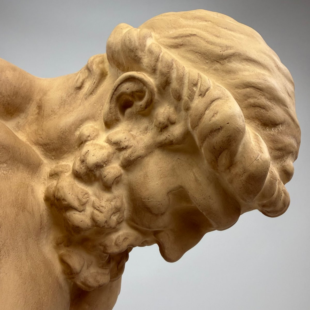 Statue d'Atlas réalisée par le Musée royal des Arts et d'Histoire de Belgique -photo-4