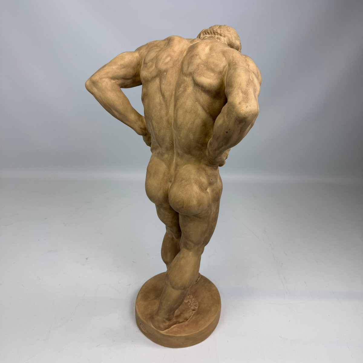 Statue d'Atlas réalisée par le Musée royal des Arts et d'Histoire de Belgique -photo-1