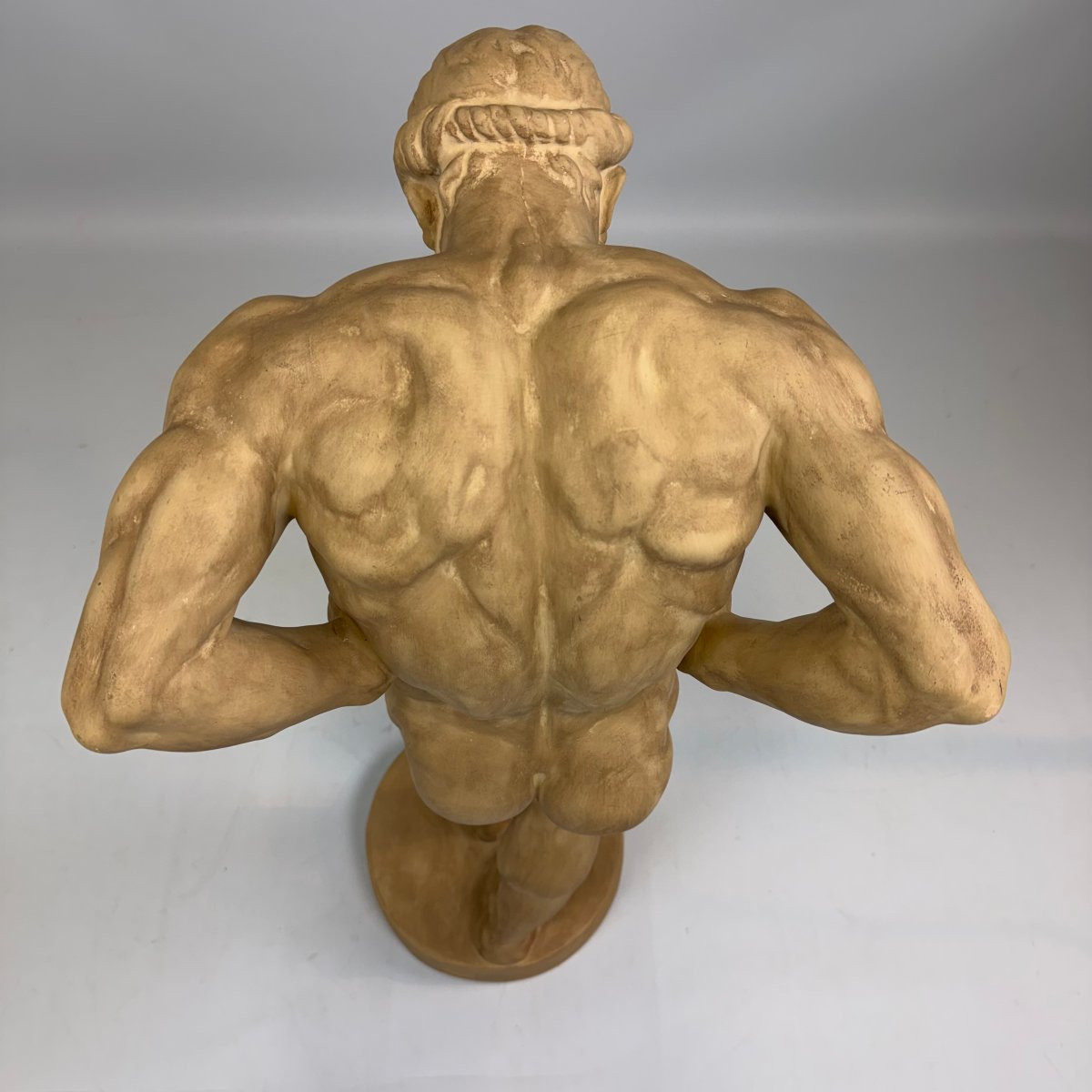 Statue d'Atlas réalisée par le Musée royal des Arts et d'Histoire de Belgique -photo-2