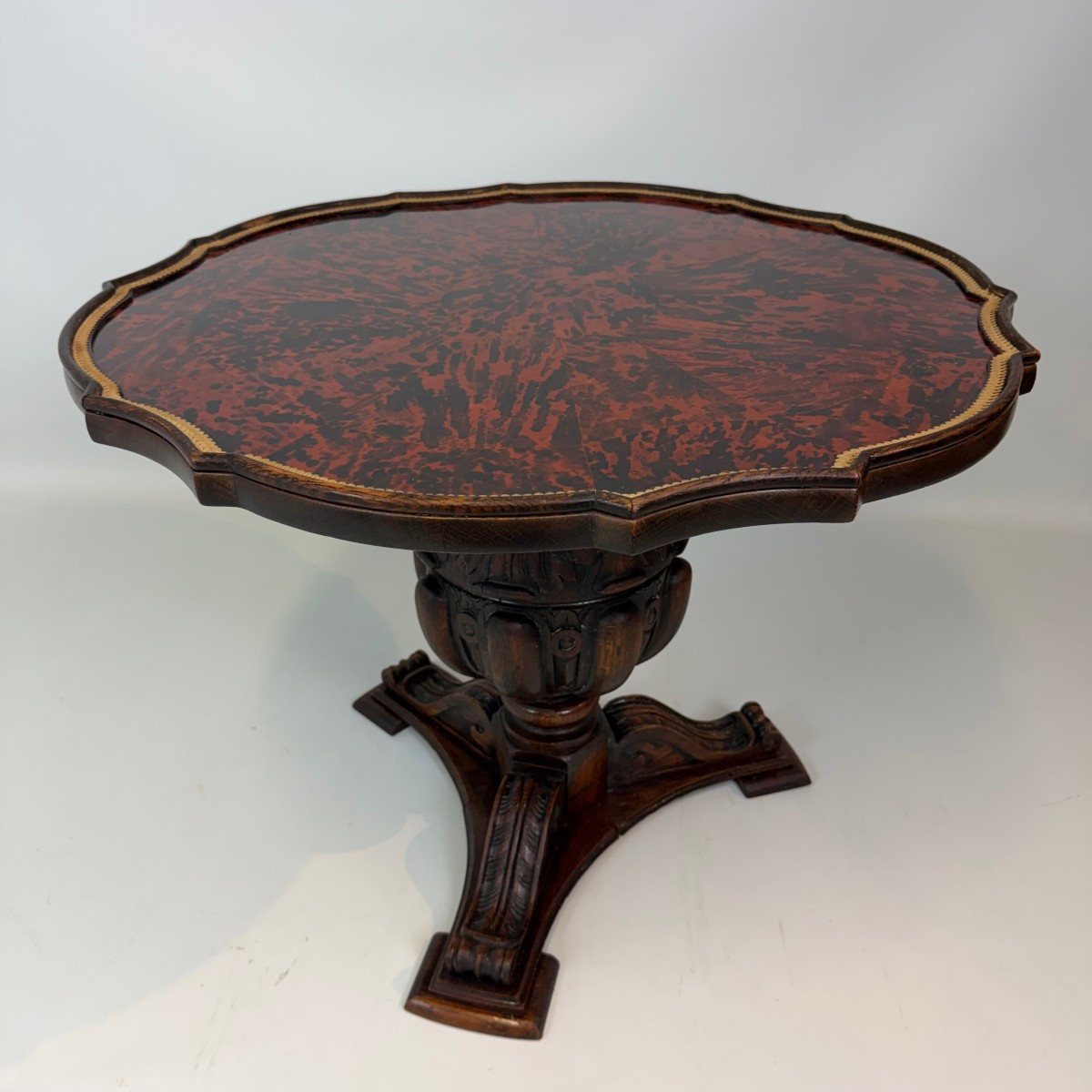 Guéridon avec marqueterie en placage d'écaille de tortue de la Maison Franck 