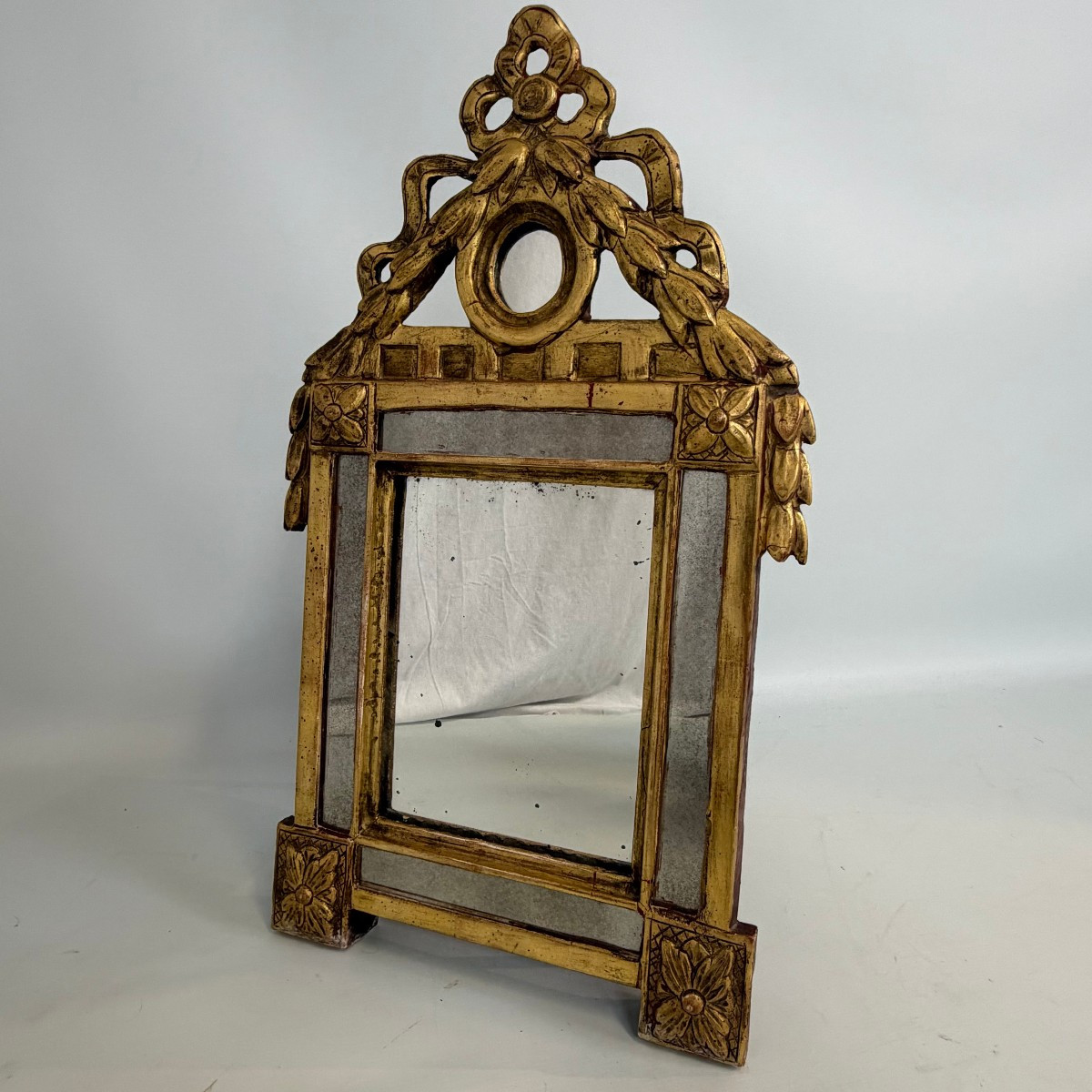 Miroir à fronton de style Louis XVI 