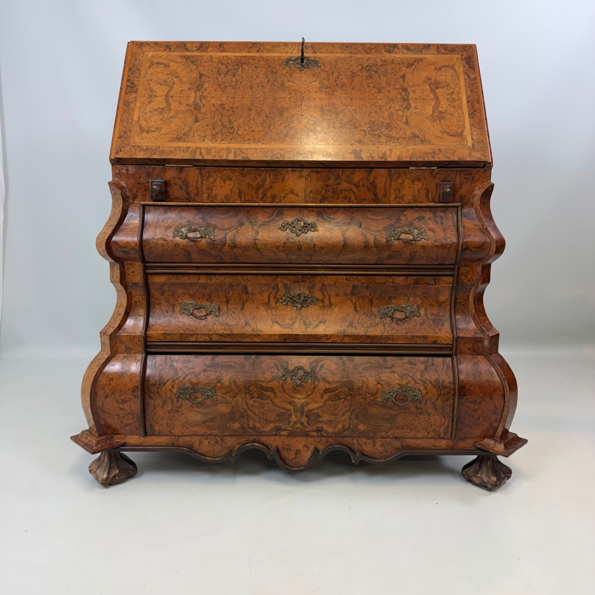 Secretaire néerlandaise de style Louis XV 