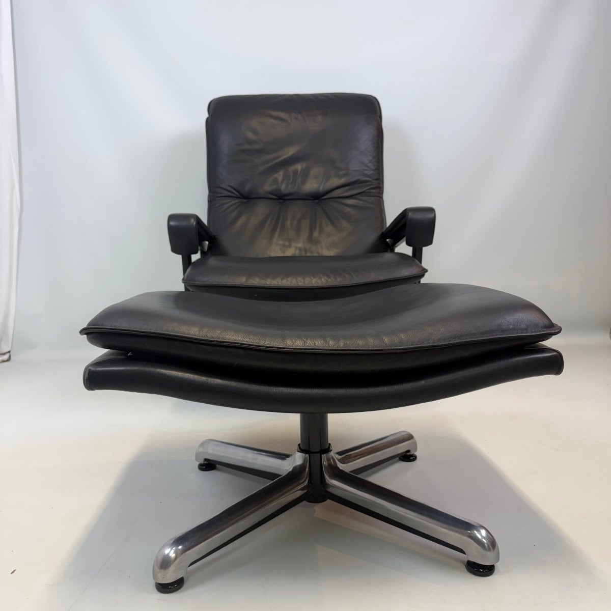 Fauteuil King Lounge et repose-pieds par André Vandenbeuck pour Strässle -photo-2