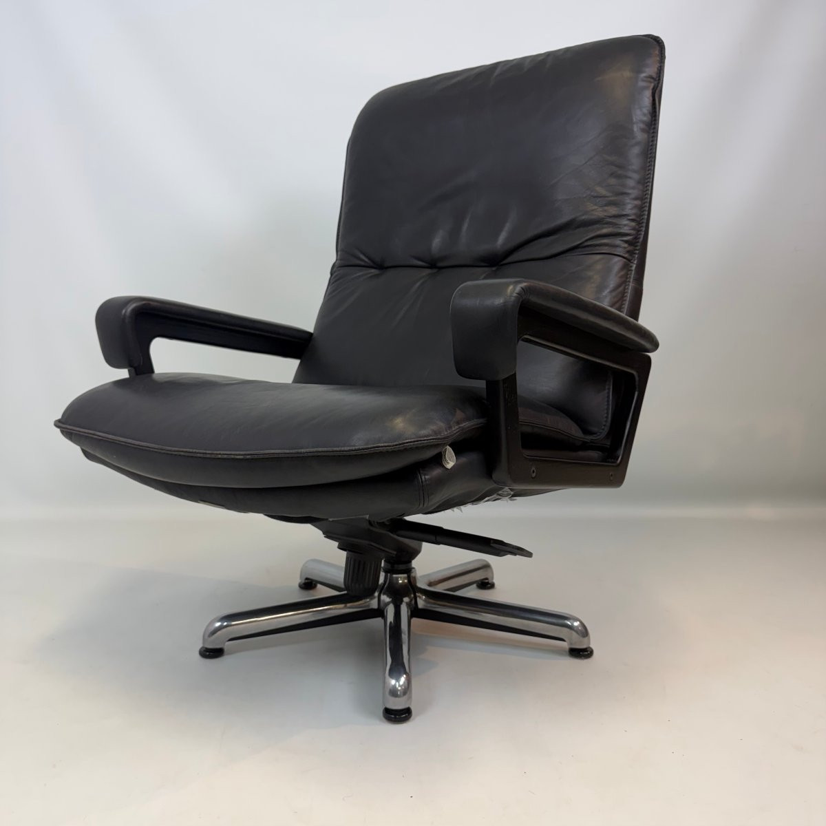 Fauteuil King Lounge et repose-pieds par André Vandenbeuck pour Strässle -photo-3