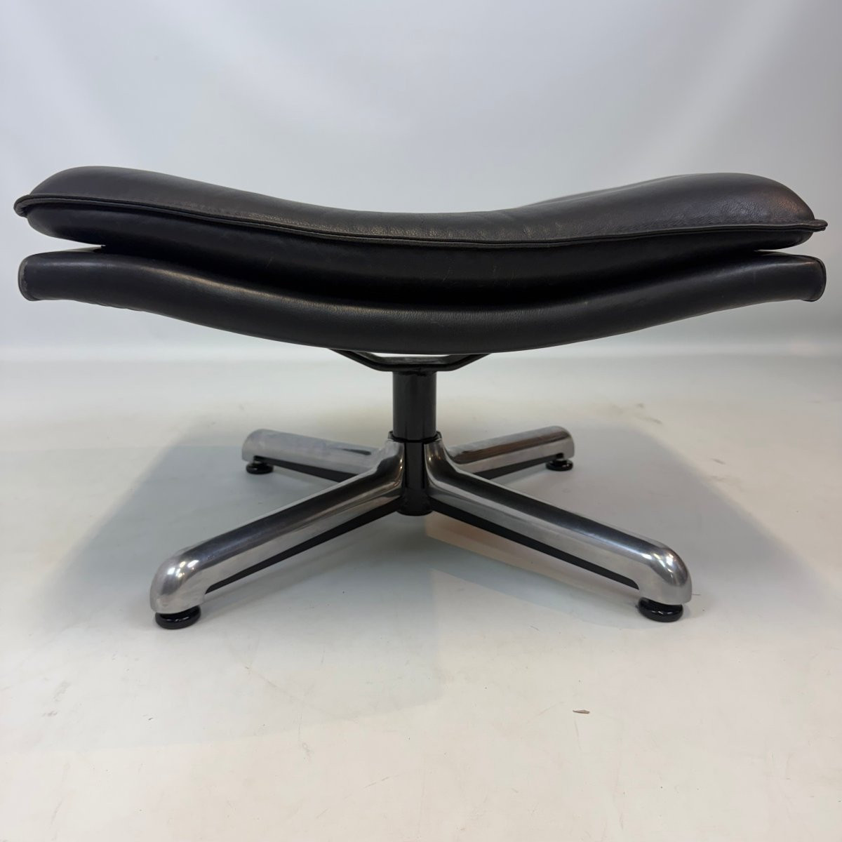 Fauteuil King Lounge et repose-pieds par André Vandenbeuck pour Strässle -photo-4