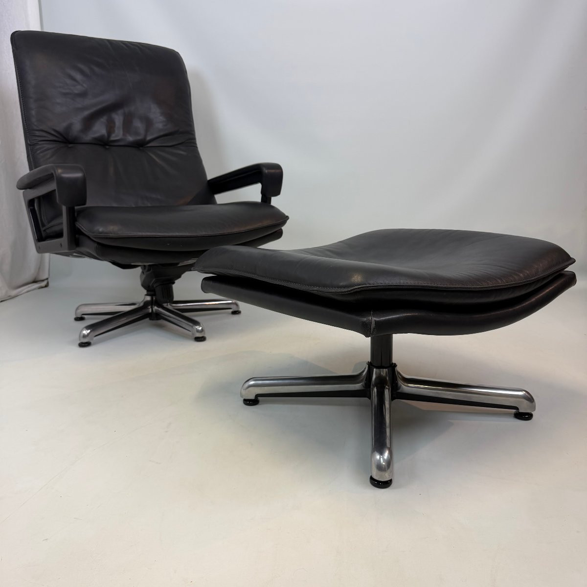Fauteuil King Lounge et repose-pieds par André Vandenbeuck pour Strässle -photo-1
