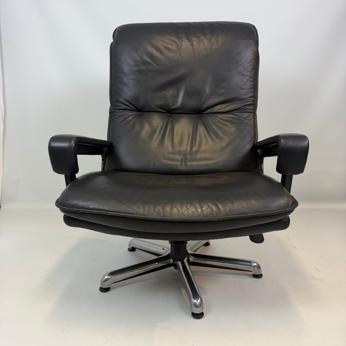 Fauteuil King Lounge et repose-pieds par André Vandenbeuck pour Strässle -photo-5