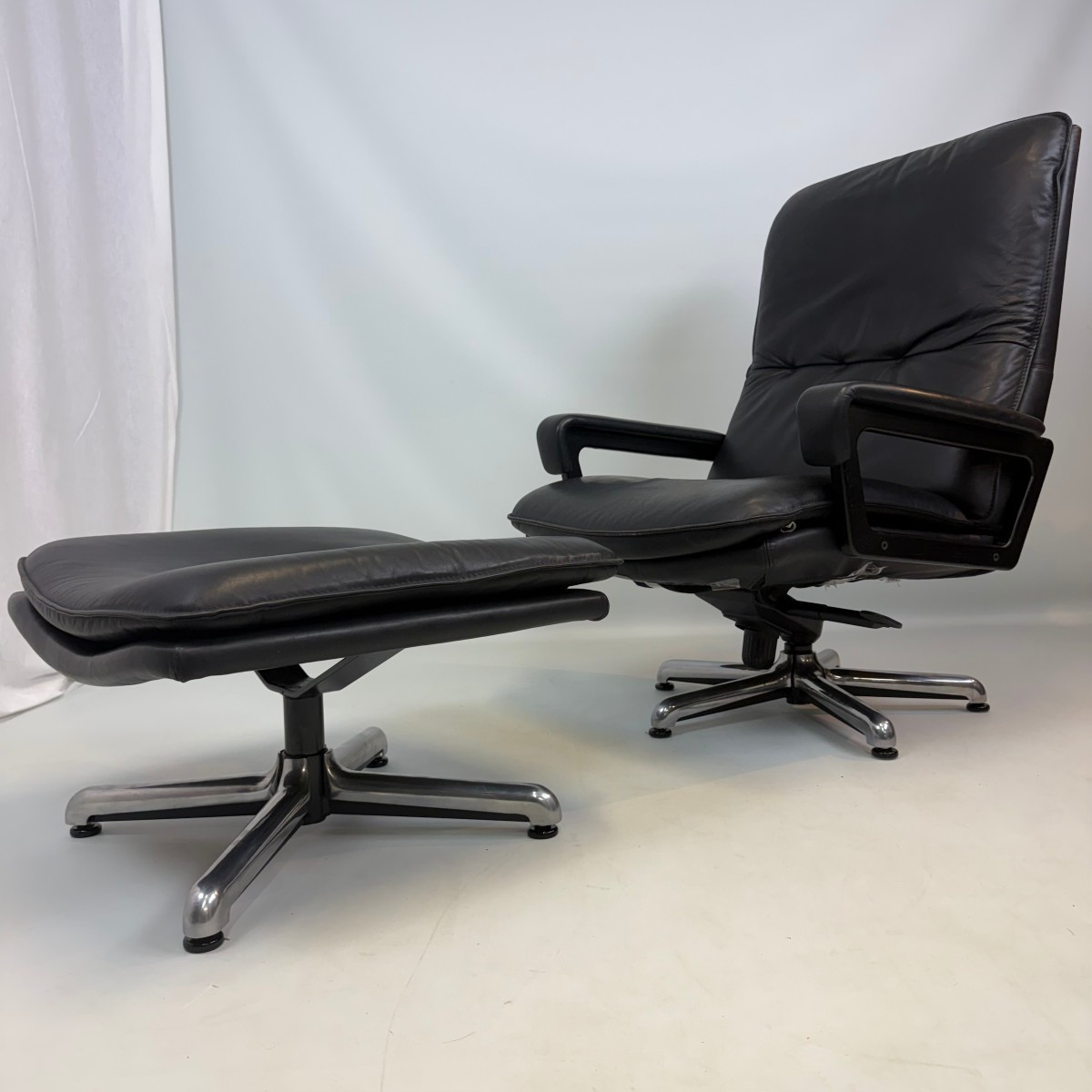Fauteuil King Lounge et repose-pieds par André Vandenbeuck pour Strässle 