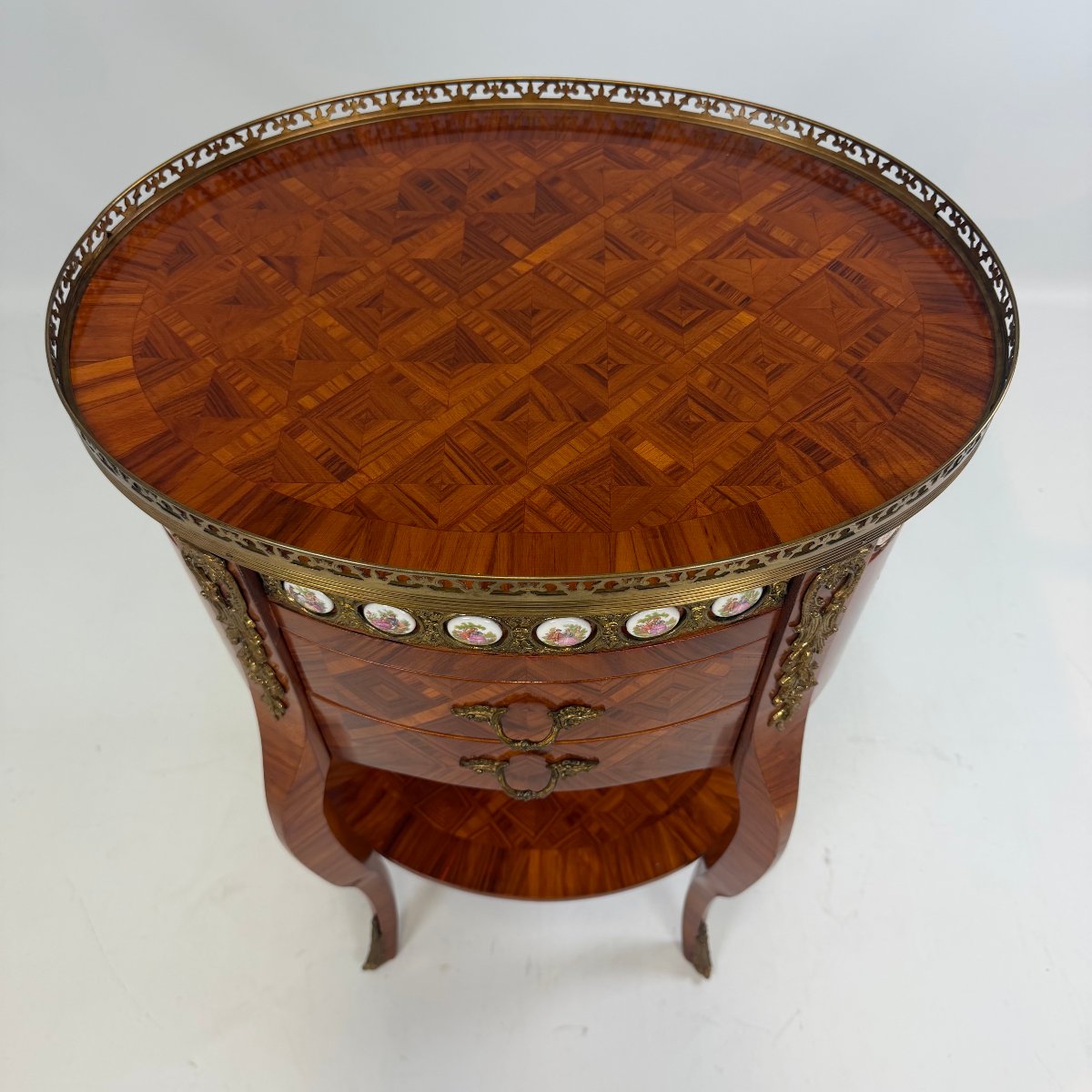 Table d'appoint avec médaillons en céramique de style Louis XV -photo-2