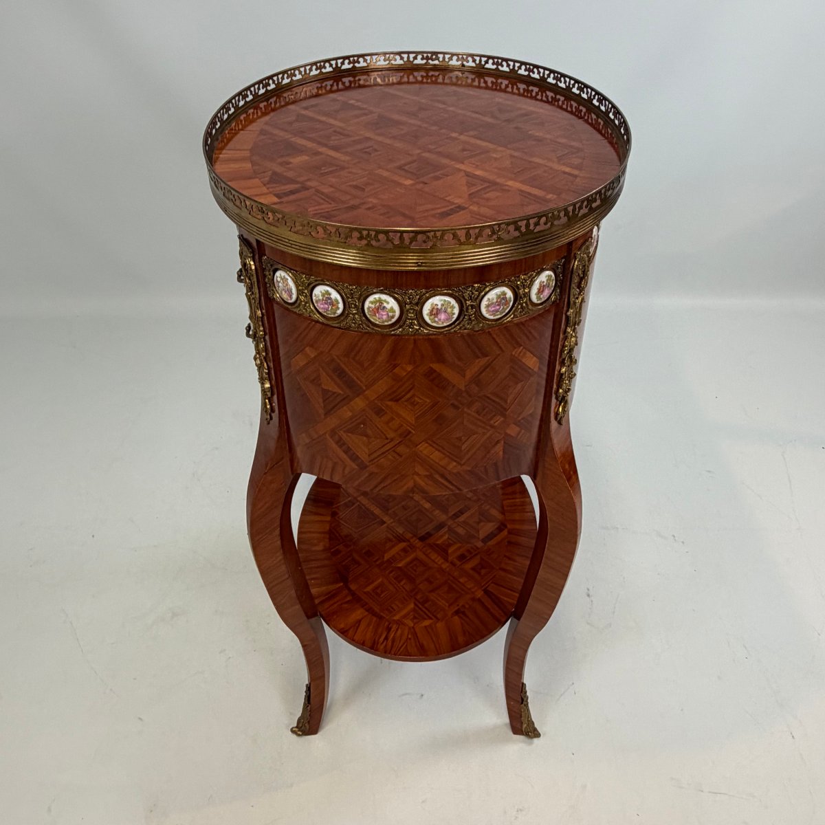Table d'appoint avec médaillons en céramique de style Louis XV -photo-3