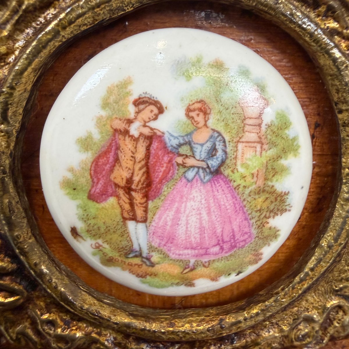 Table d'appoint avec médaillons en céramique de style Louis XV -photo-4