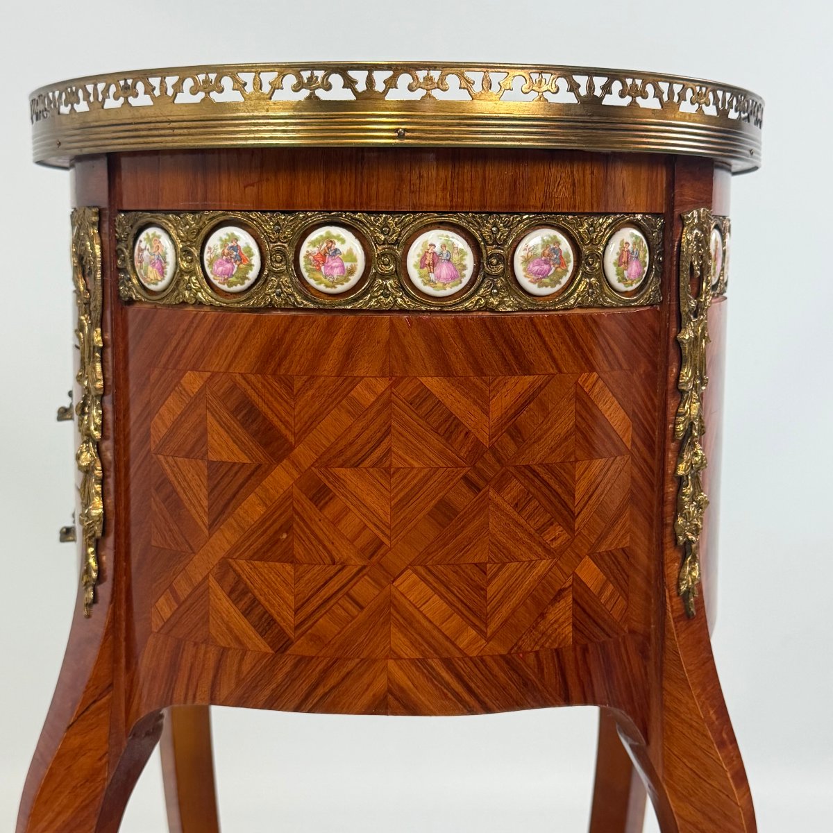 Table d'appoint avec médaillons en céramique de style Louis XV -photo-4