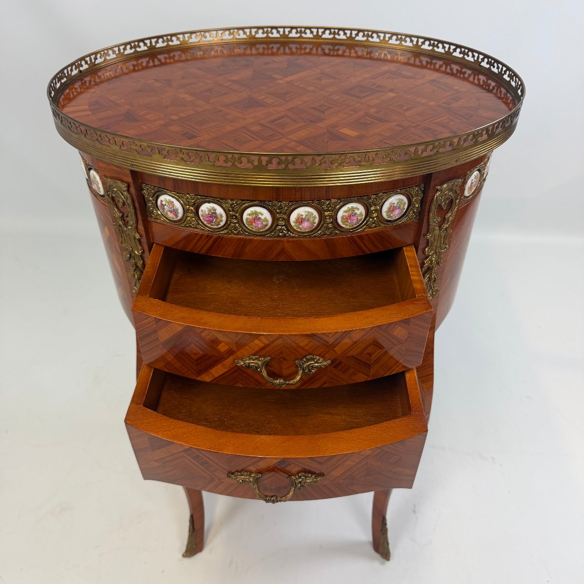 Table d'appoint avec médaillons en céramique de style Louis XV -photo-8