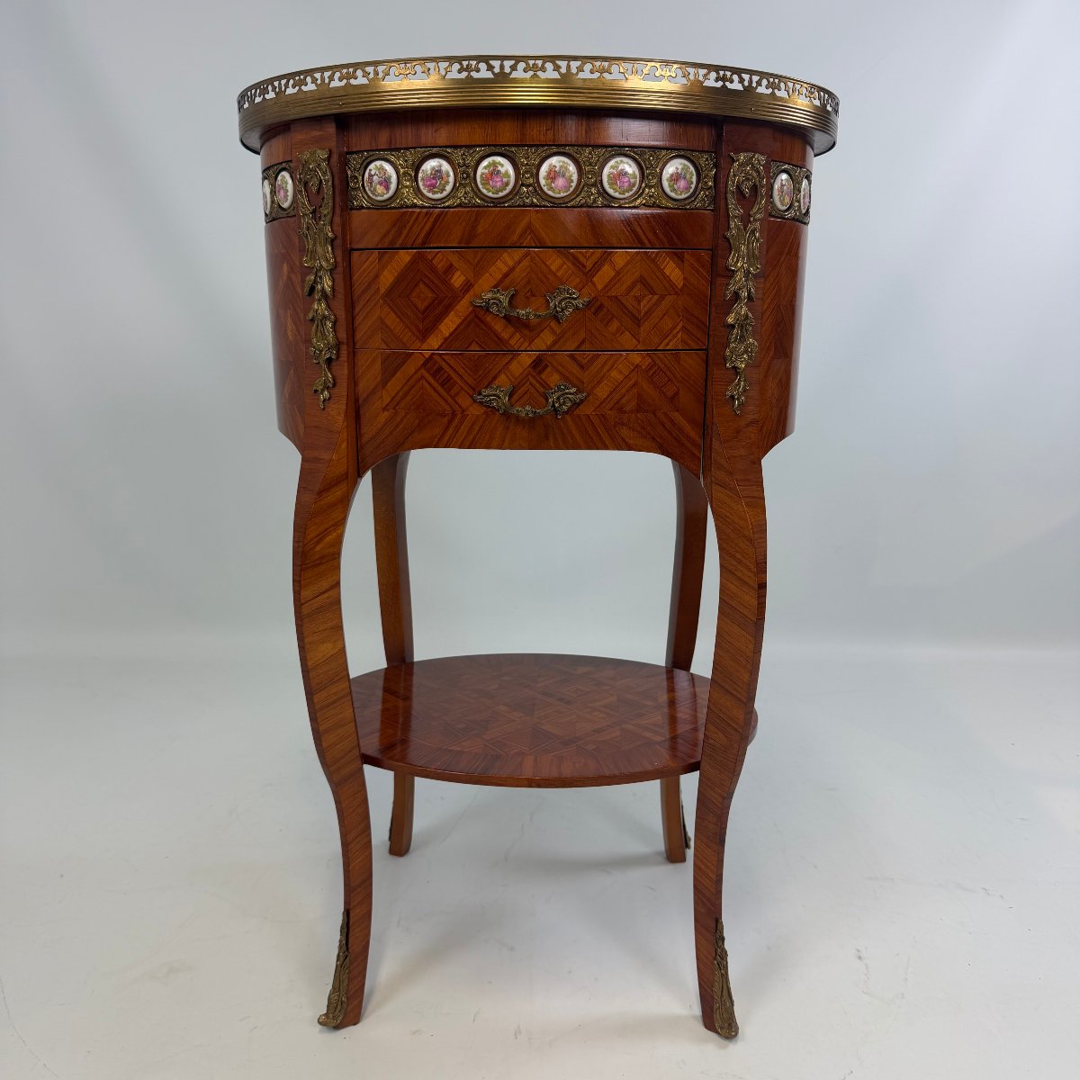 Table d'appoint avec médaillons en céramique de style Louis XV 
