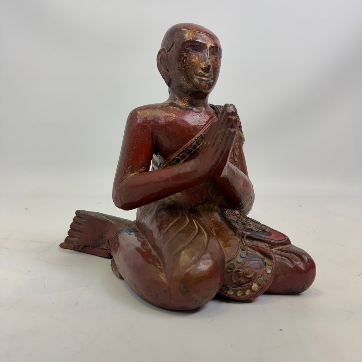 Figurine laquée représentant un fidèle bouddhiste, avec incrustations de verre-photo-2