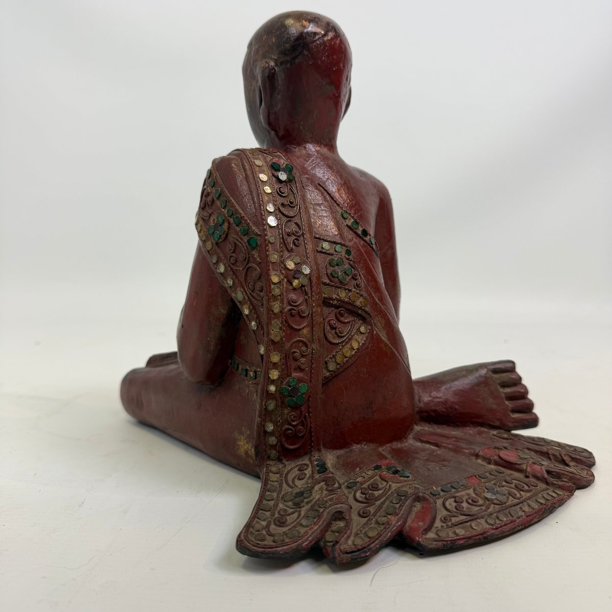 Figurine laquée représentant un fidèle bouddhiste, avec incrustations de verre-photo-3