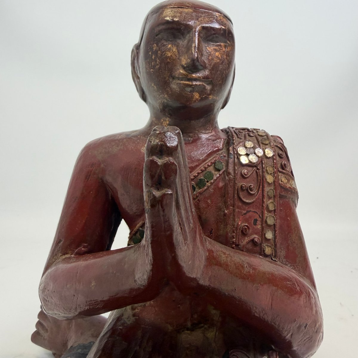Figurine laquée représentant un fidèle bouddhiste, avec incrustations de verre-photo-2