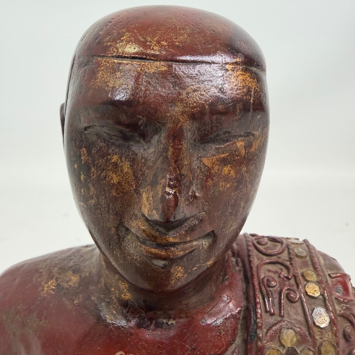 Figurine laquée représentant un fidèle bouddhiste, avec incrustations de verre-photo-3
