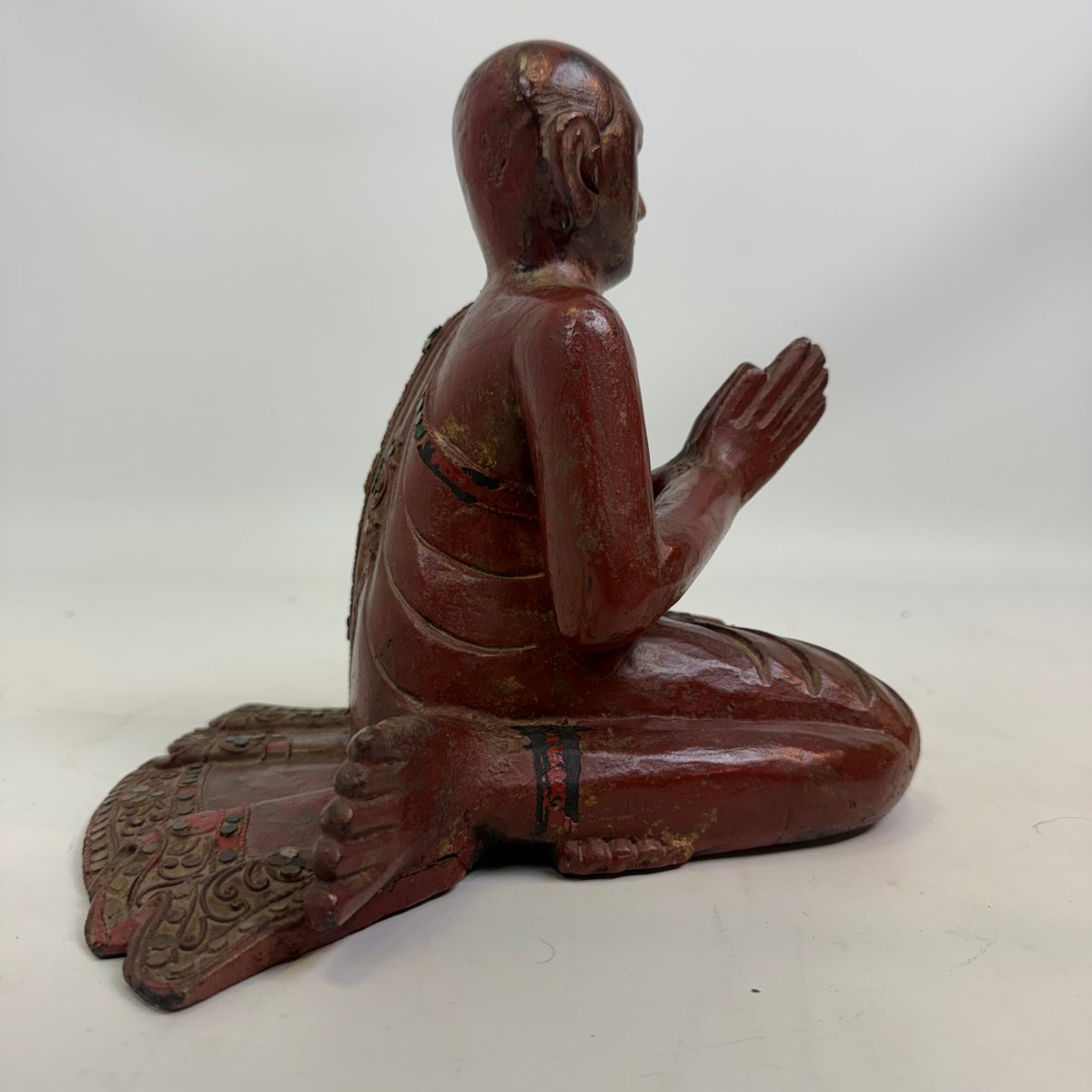 Figurine laquée représentant un fidèle bouddhiste, avec incrustations de verre-photo-4