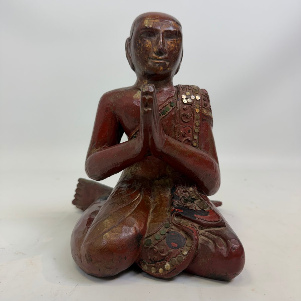 Figurine laquée représentant un fidèle bouddhiste, avec incrustations de verre-photo-5