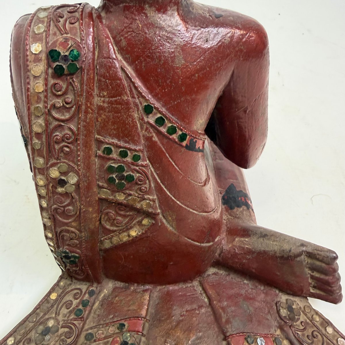 Figurine laquée représentant un fidèle bouddhiste, avec incrustations de verre-photo-6