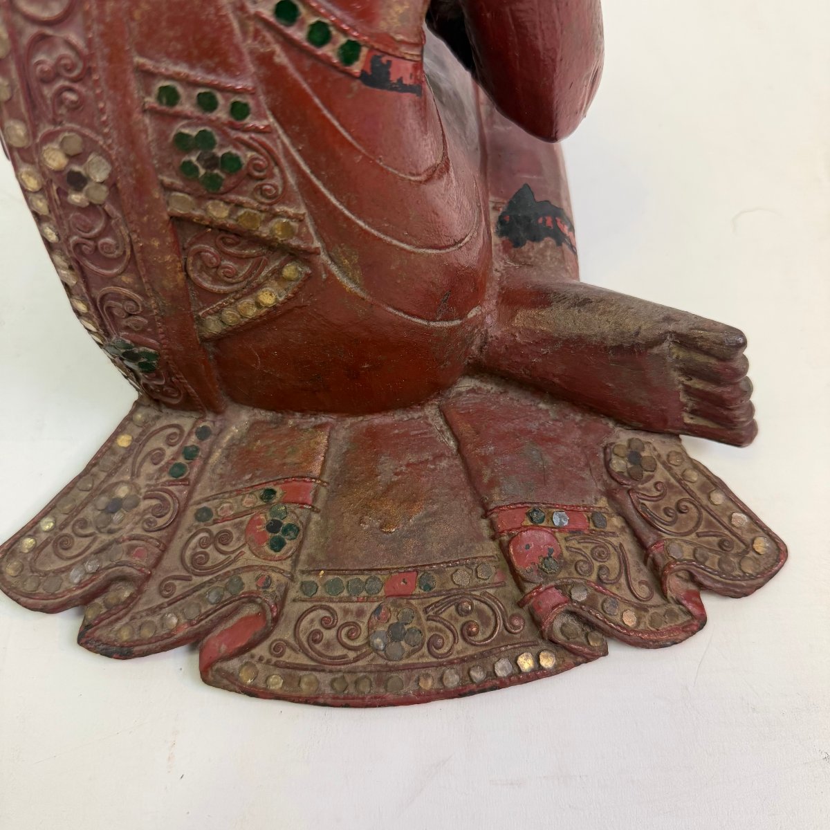 Figurine laquée représentant un fidèle bouddhiste, avec incrustations de verre-photo-7