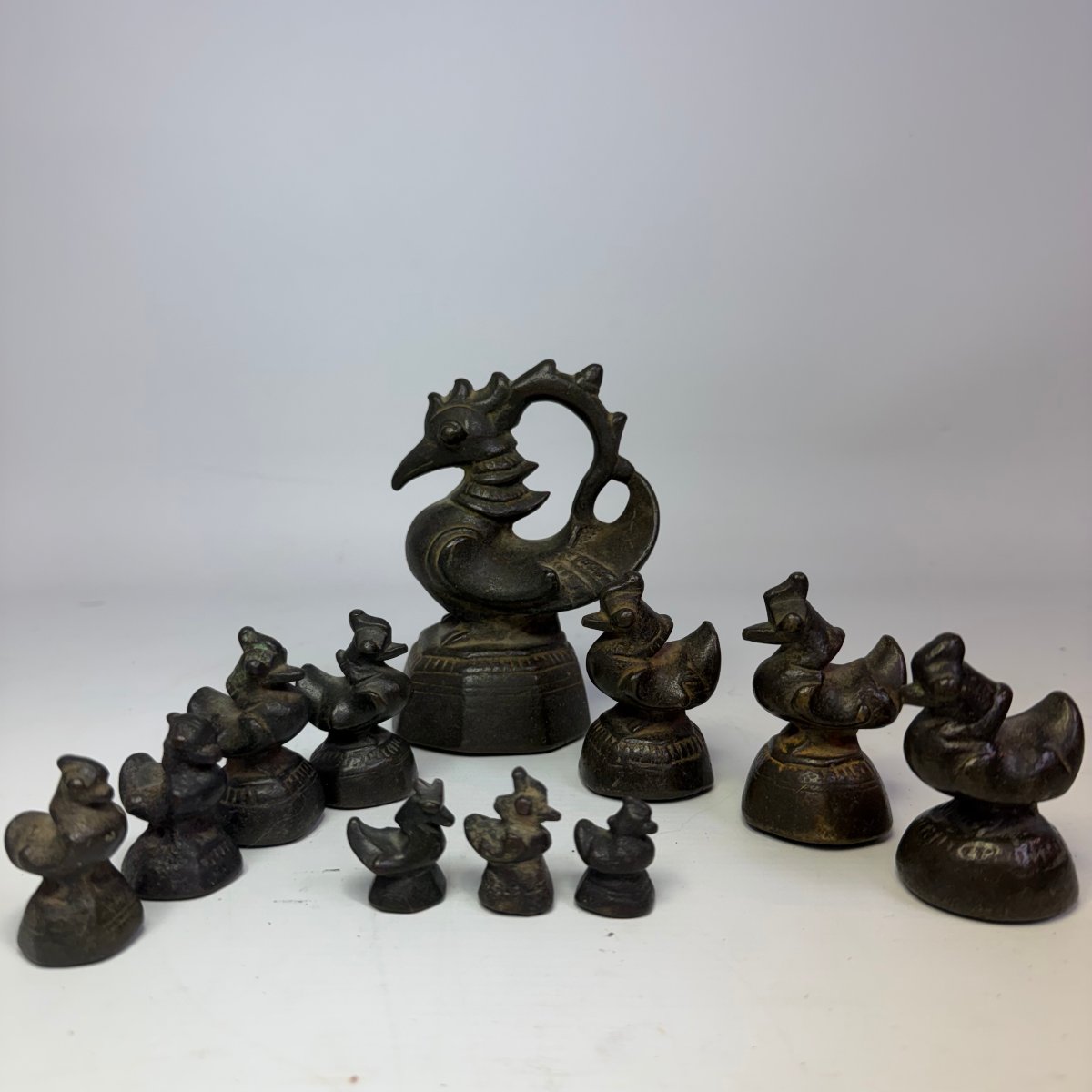 Ensemble de 11 poids à opium birmans en bronze du XIXe siècle