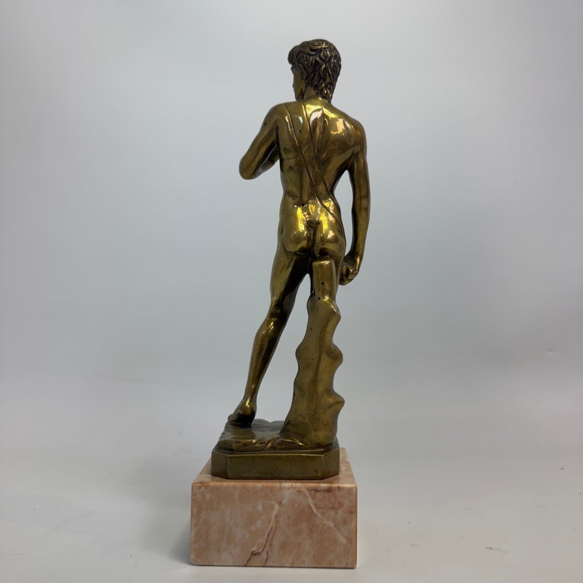 Statue de David en laiton sur socle de marbre  -photo-1
