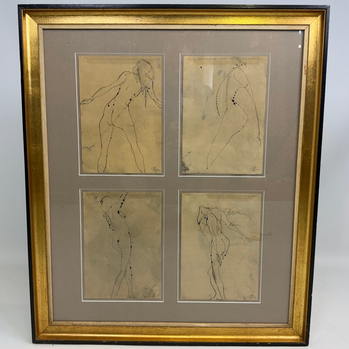 Composition d'esquisses de silhouettes féminines sur papier