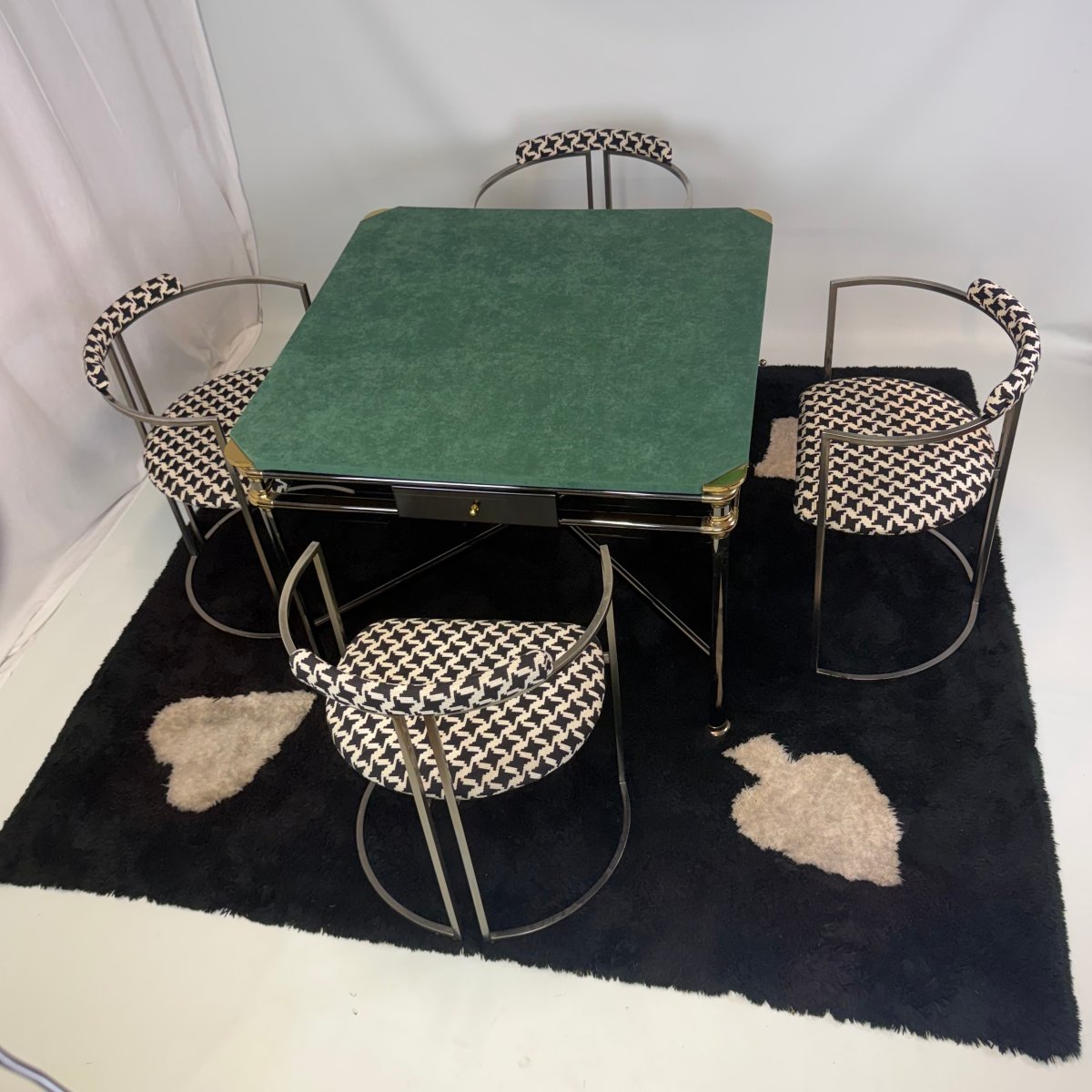 Table de jeu postmoderne, ensemble de chaises et tapis assorti de Mara design -photo-2